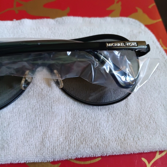 Michael Kors  Borden Pilot Sun Shades - Picture 13 of 16